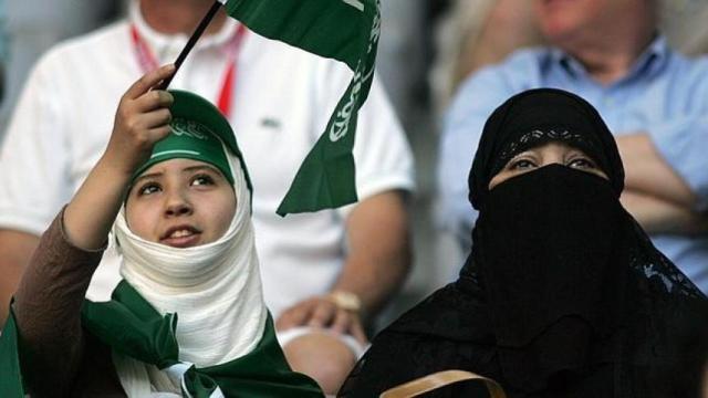 Mujeres, en un estadio.