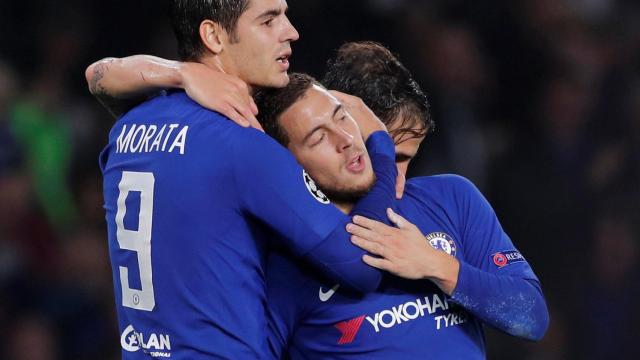 Morata abraza a Hazard