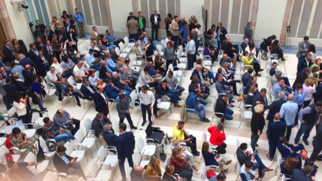 Los alcaldes, con la vara, en el auditorio del 'Parlament' para seguir el pleno.