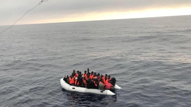 Una patera en el Estrecho.