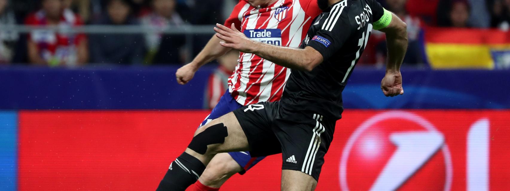 Gameiro dispara dentro del área.