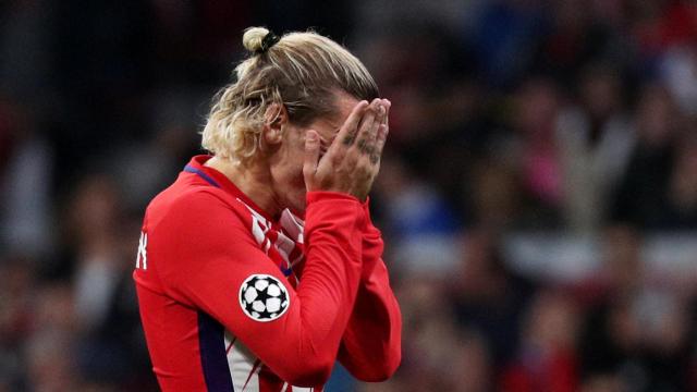 Griezmann lamenta una ocasión errada durante el encuentro. / Reuters