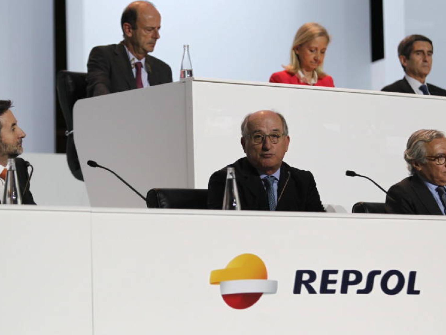 Abajo, a la izquierda, Josu Jon Imaz y, a su lado, Antonio Brufau, en la última junta de Repsol.