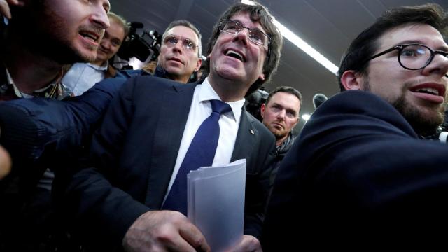 Puigdemont, a la salida de la caótica rueda de prensa del martes en Bruselas