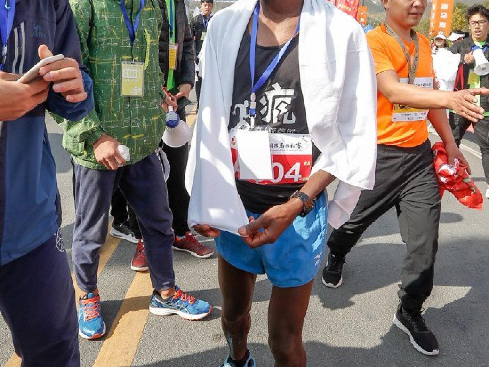 Amogne Sendeku Alelgn tras una de sus victorias maratonianas.