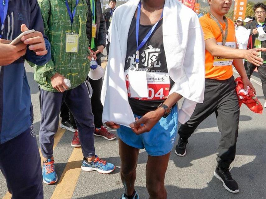 Amogne Sendeku Alelgn tras una de sus victorias maratonianas.