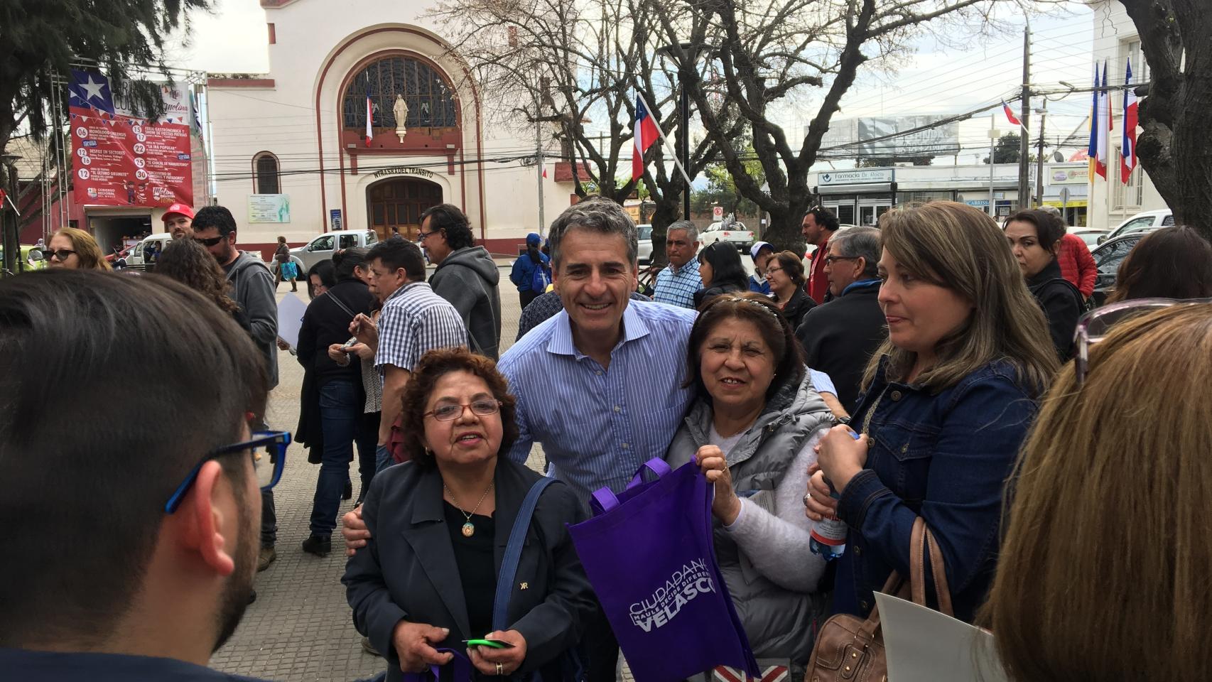 El economista Andrés Velasco haciendo campaña en Molina (40.000 habitantes), en Chile.