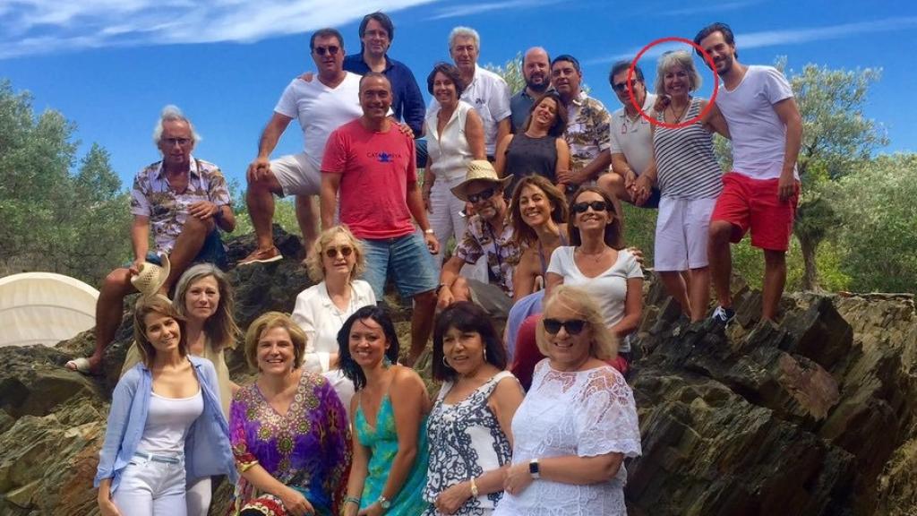 Alba Tous en una fiesta en casa de Pilar Rahola junto a Puigdemont y Laporta.