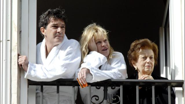 Antonio Banderas, Melanie Griffith y Ana, en el balcón viendo los pasos de Semana Santa de 2008.