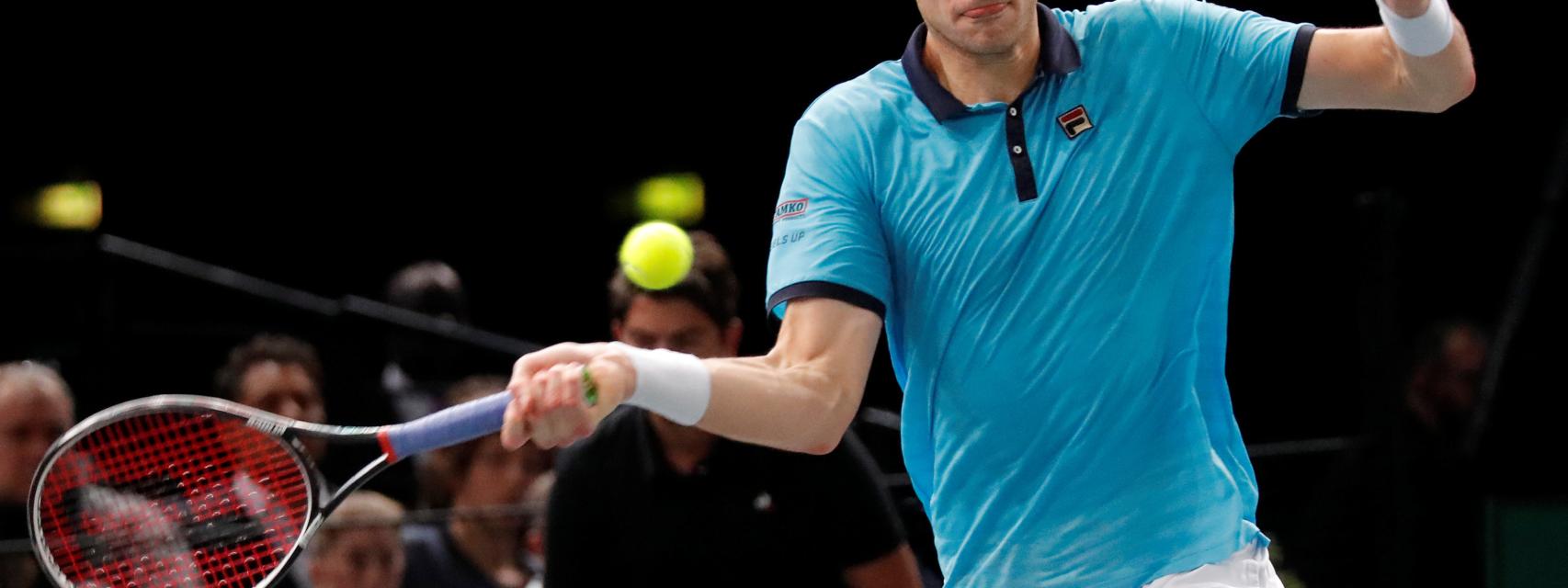 John Isner golpea la pelota.