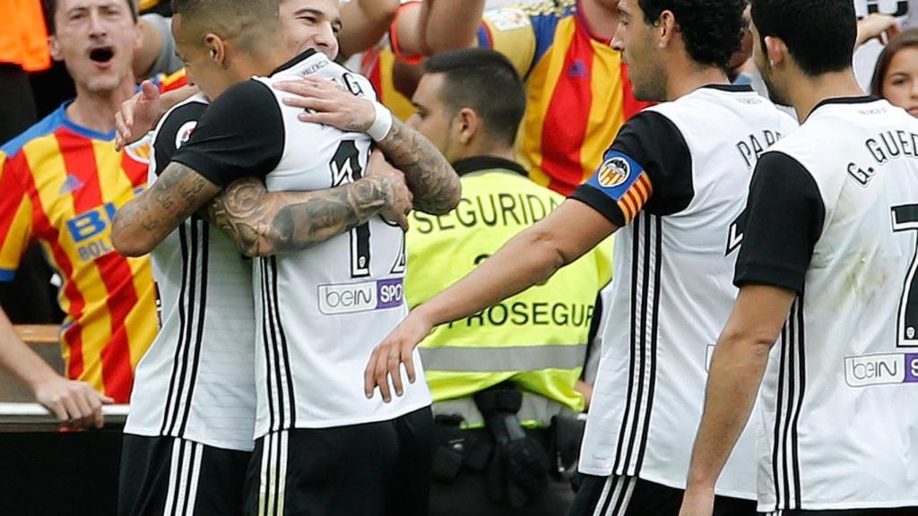 Santi Mina, Rodrigo, Parejo y Guedes celebran un gol del Valencia.