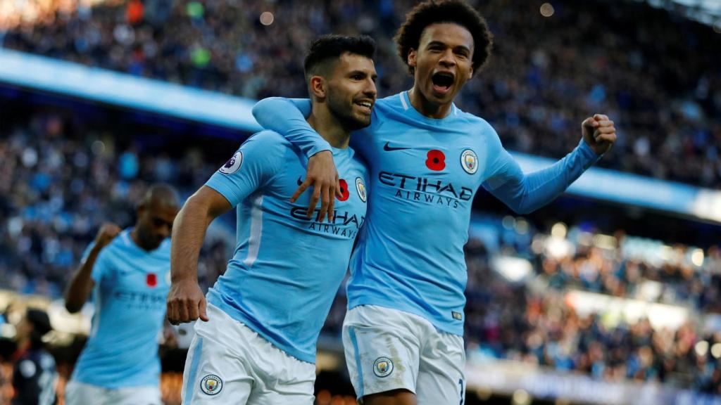 Agüero y Sane celebran un gol del Manchester City.
