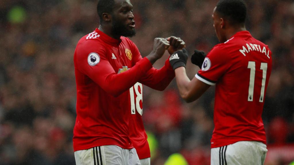 Lukaku y Martial en un gol del United.