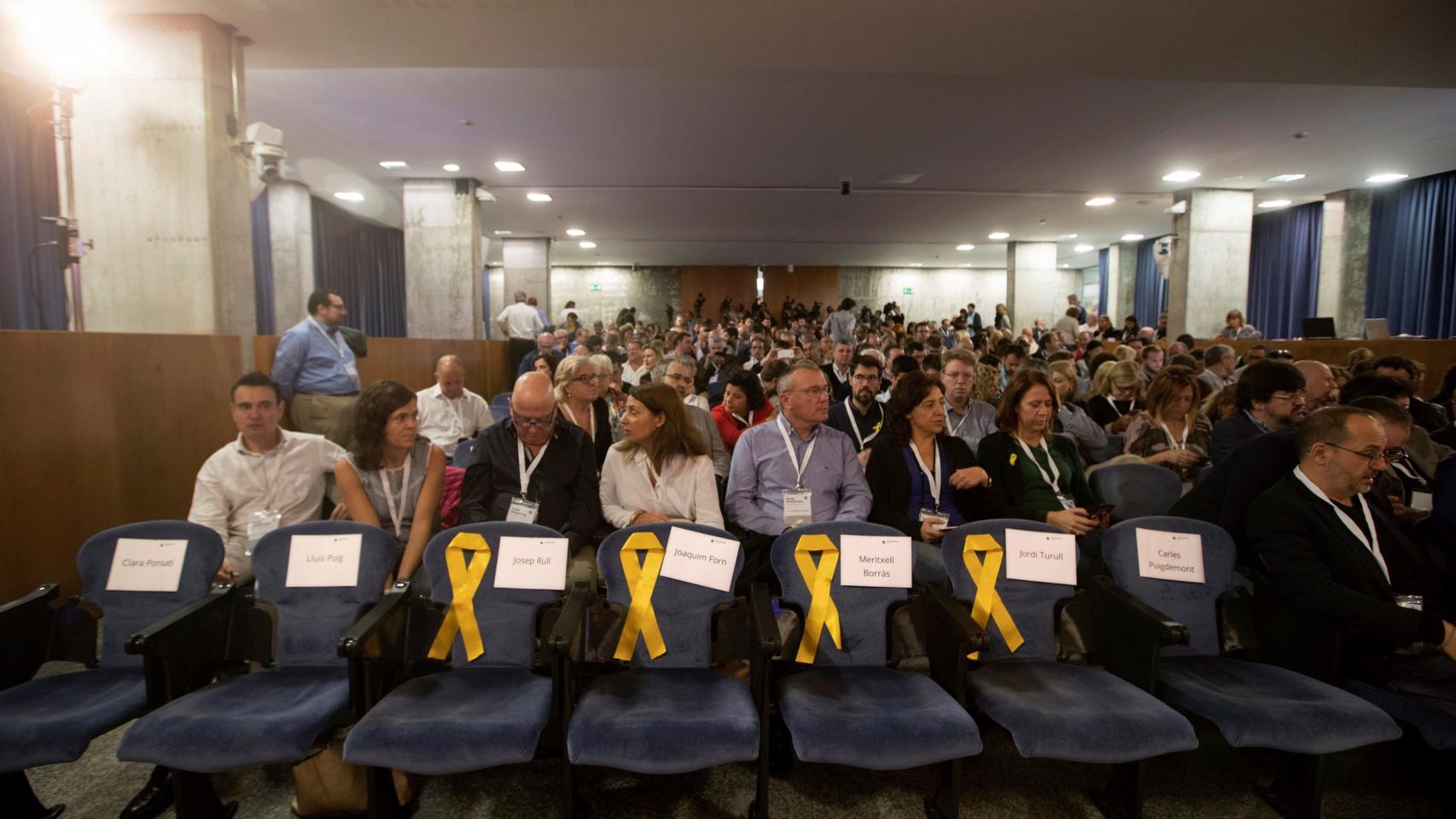 Las sillas vacías de Puigdemont y lo ex consellers del PDeCAT.
