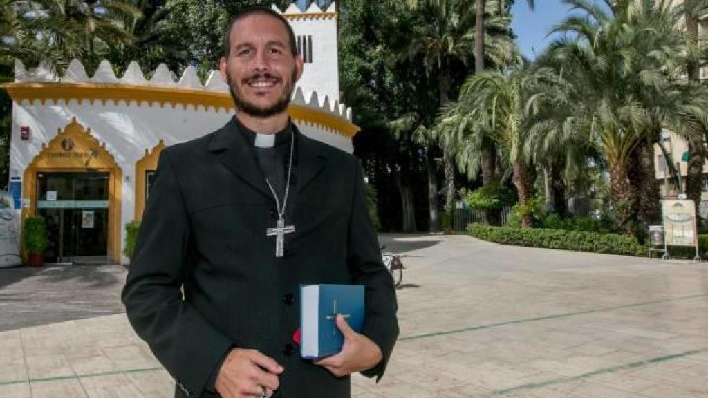 Carlos Bordonado con el hábito religioso.