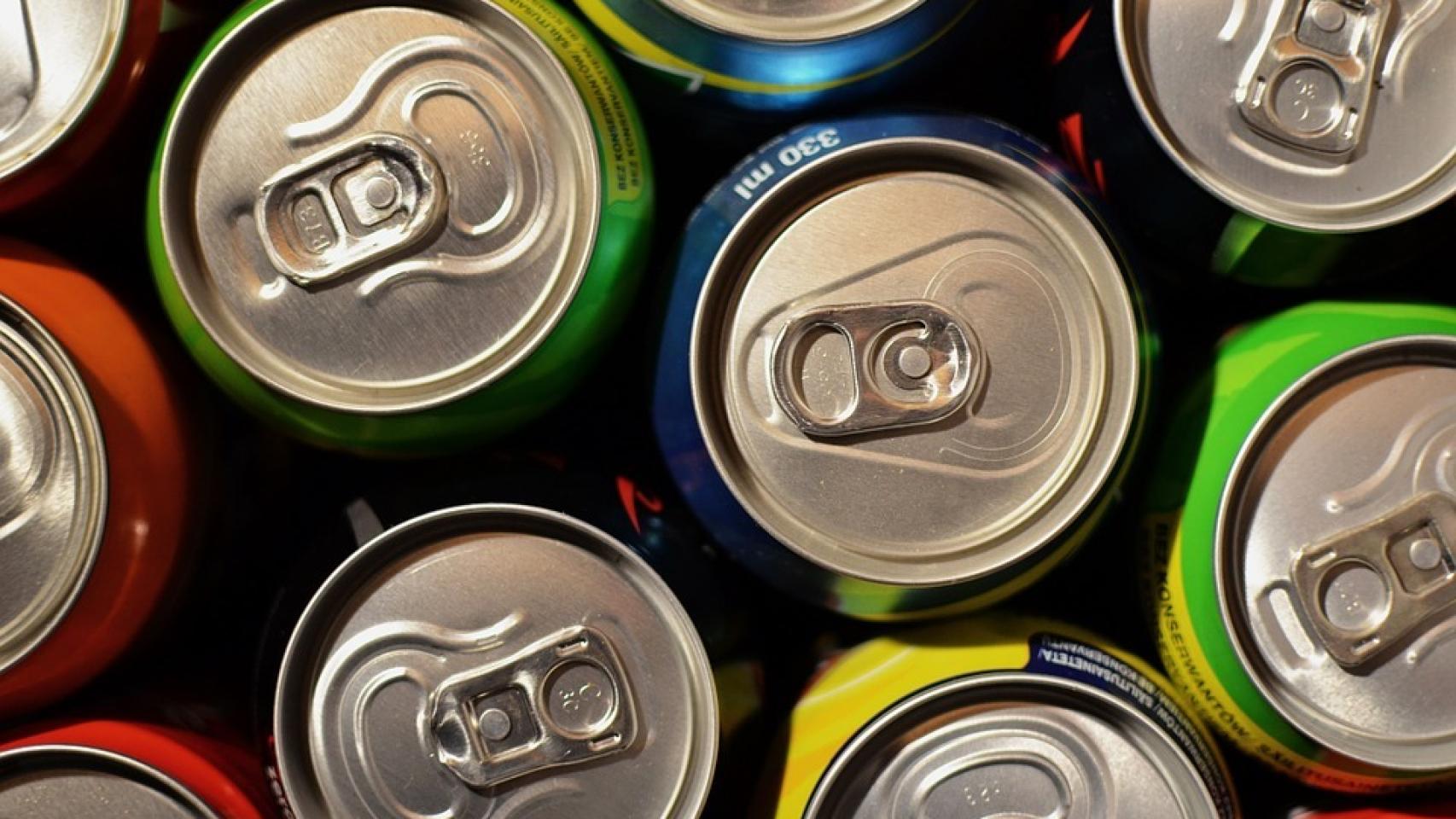 Unas latas de bebidas azucaradas.