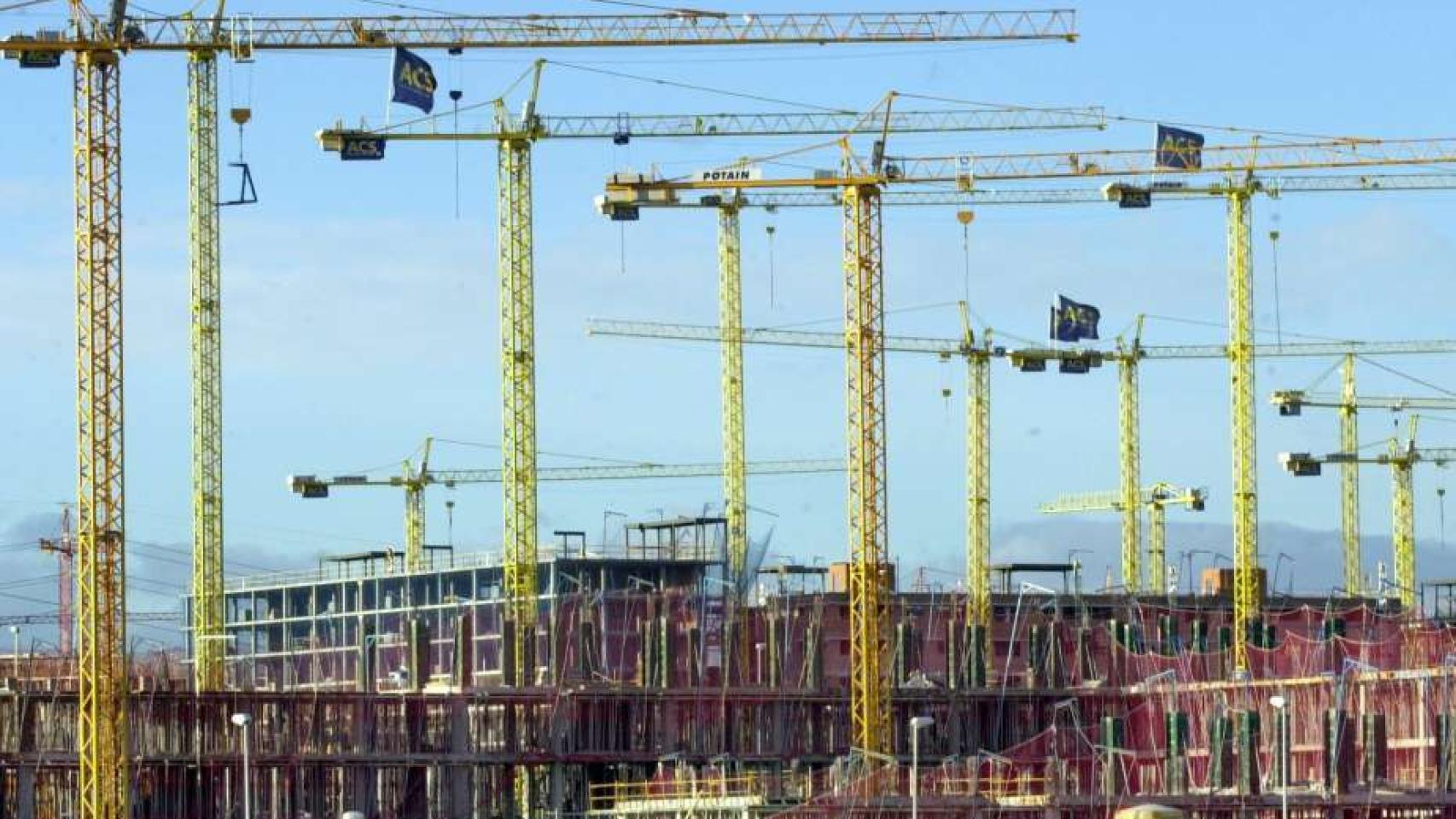 Grúas y andamios de varios edificios en construcción.