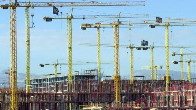 Grúas y andamios de varios edificios en construcción.