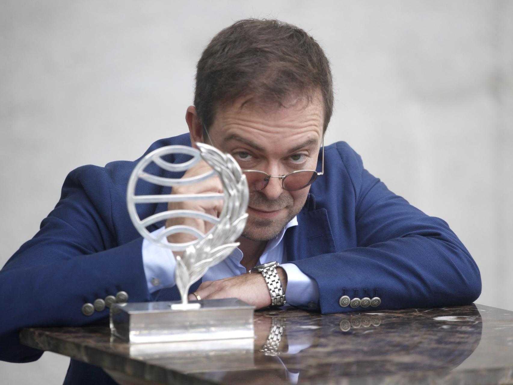 El autor Javier Sierra con el Premio.