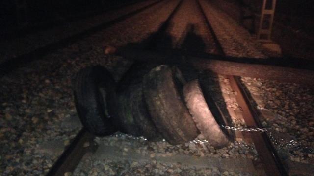 Imagen del sabotaje a las vías de Cercanías en Barcelona.