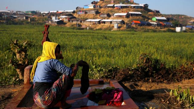 Una persona lava la ropa en el campo de refugiados de Cox’s Bazar.