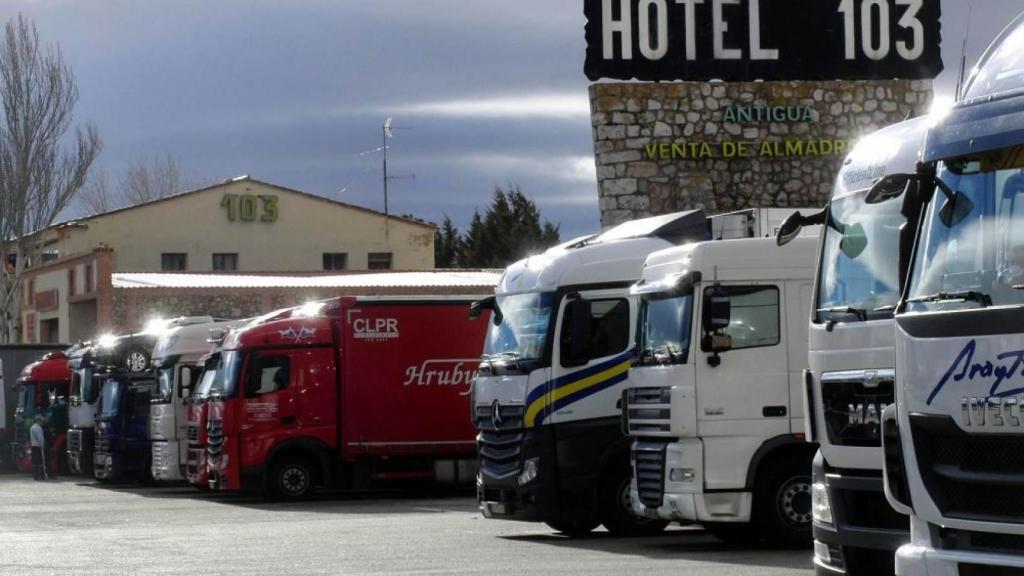 Varios camiones aparcados en un descanso de sus conductores durante la jornada