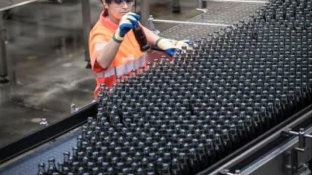 Trabajadora de una de las fábricas de Coca-Cola.