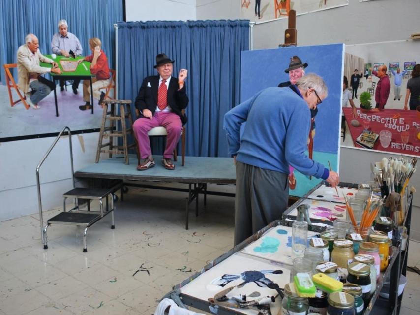 David Hockney en acción, en su estudio de Los Ángeles.