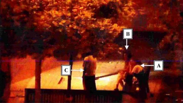 Momento en el que una pareja encuentra a la víctima de la supuesta violación en un banco de Pamplona