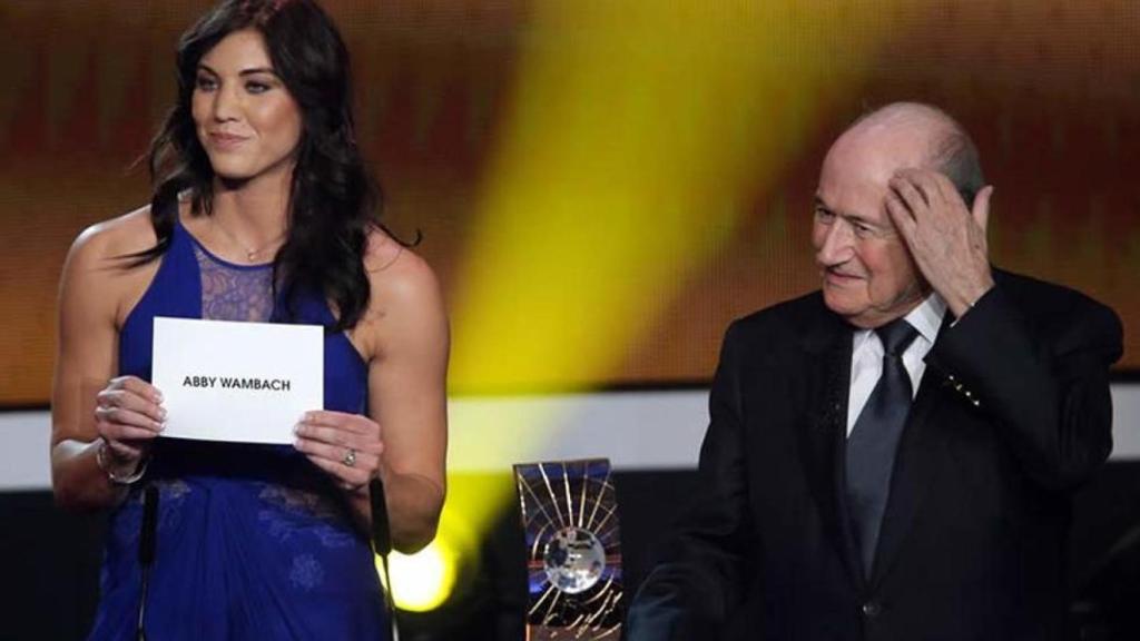 Hope Solo, a la derecha, Blatter, a la izquierda
