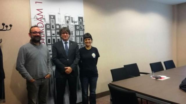 Puigdemont, con los diputados de la CUP Anna Gabriel y Benet Salellas, este viernes en Bruselas.