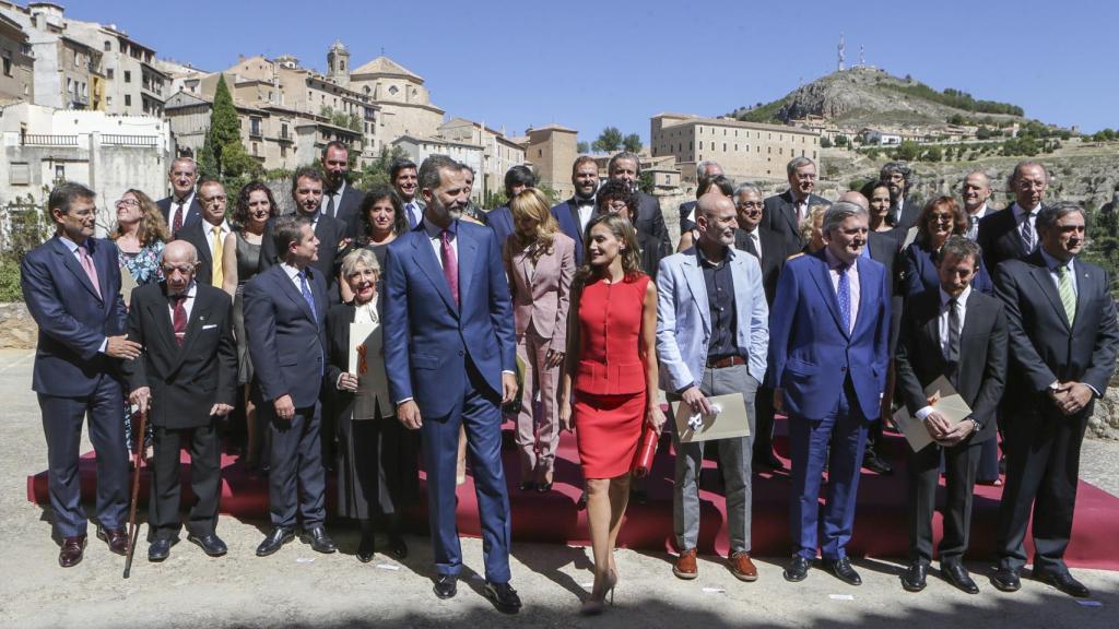 Los reyes con los premiados.