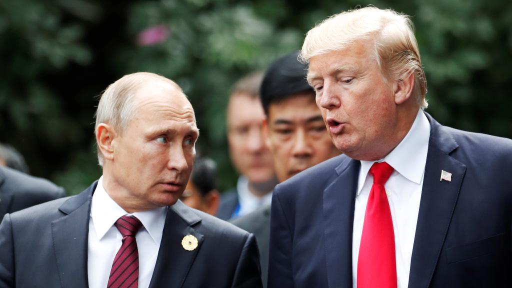 Putin y Trump charlan durante la foto de familia de la APEC en Danang (Vietnam).