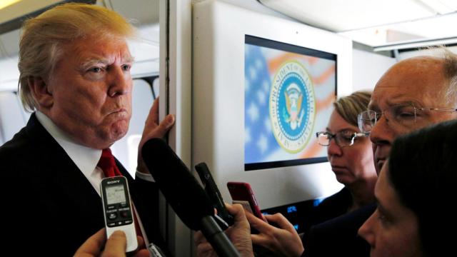 Trump habla con los periodistas de camino a Hanoi.