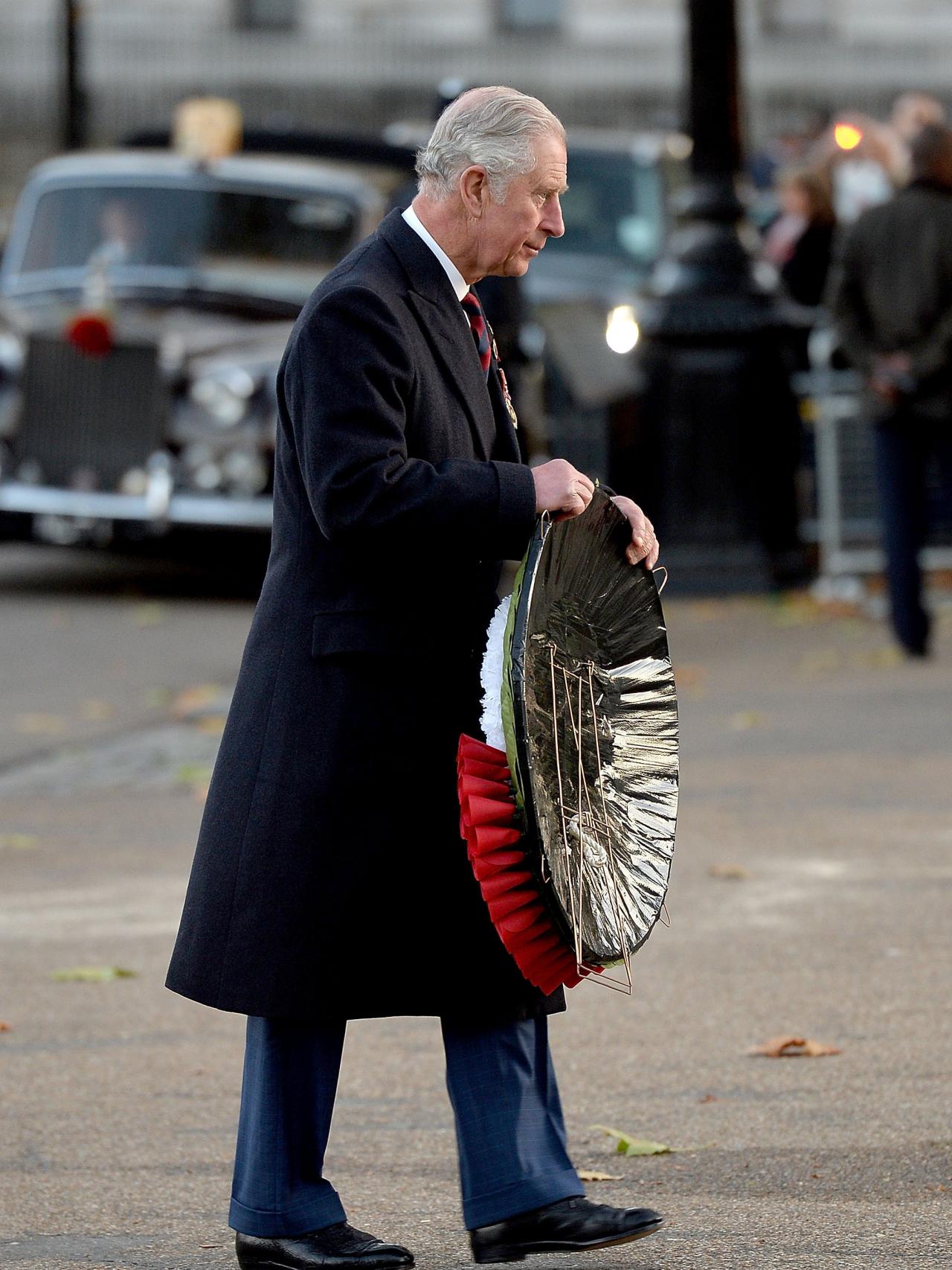 Carlos porta la corona de flores.