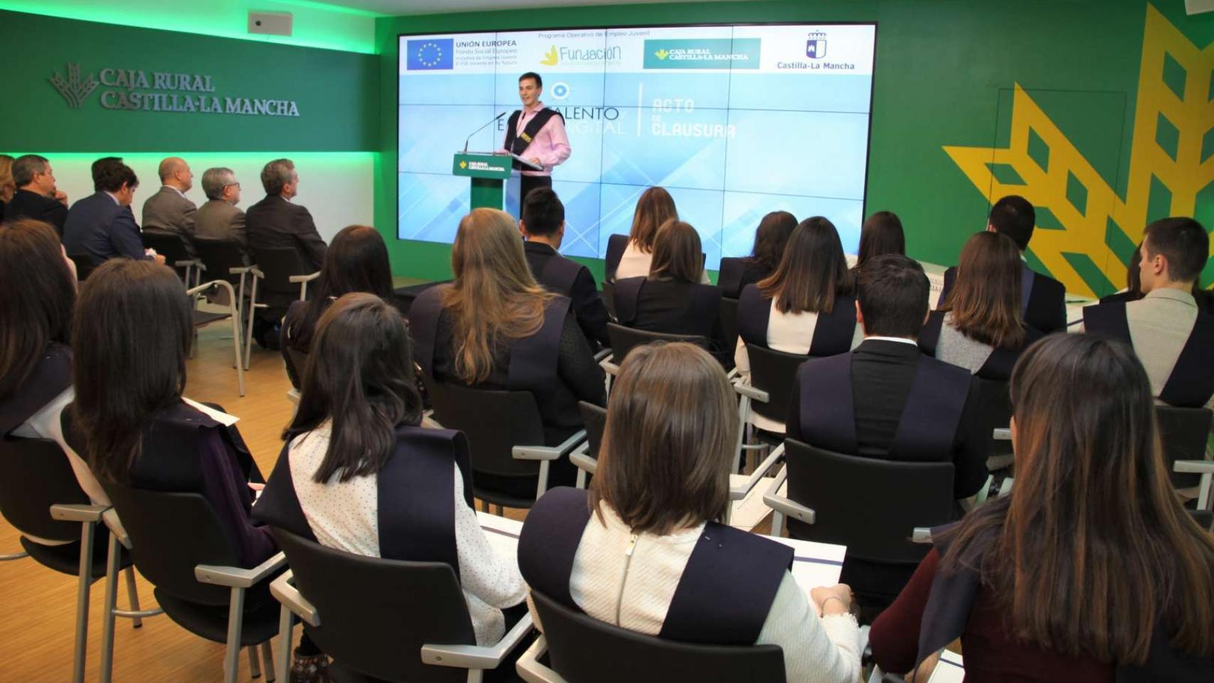 Los 35 jóvenes talentos que se han formado con Caja Rural CLM recogen su diploma del campus 'Talento y Empleo Digital' 1