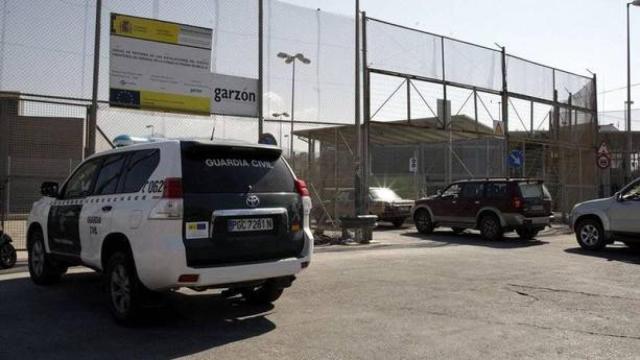 Guardia Civil frente a la frontera de Farhana.