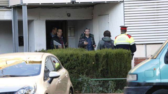 Los Mossos d'Esquadra investigan la muerte de un hombre y una mujer, cuyos cadáveres han sido hallados hoy en el interior de un piso en Badia del Vallès (Barcelona) con signos de violencia.