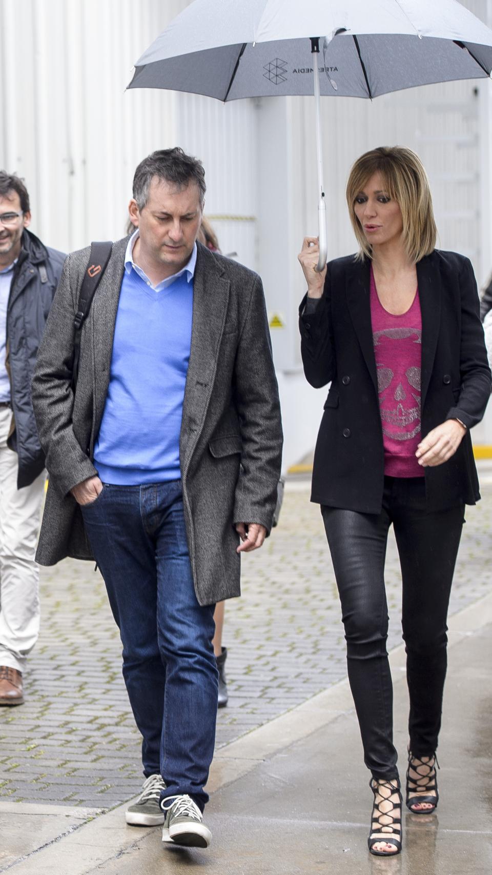 La presentadora y su marido paseando