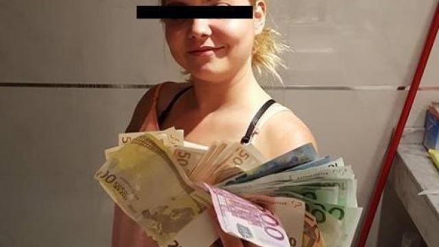 Una de las detenidas posa en sus redes con el dinero obtenido por los robos de los móviles.