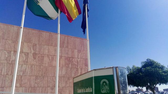 Condenan a una madre a 6 meses de prisión por zarandear a una maestra.