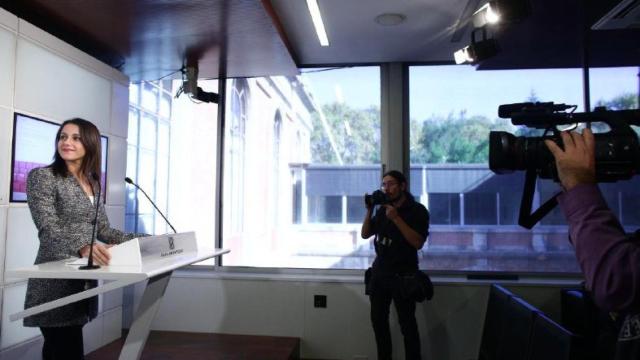 Inés Arrimadas, este miércoles en una rueda de prensa en el Parlament.