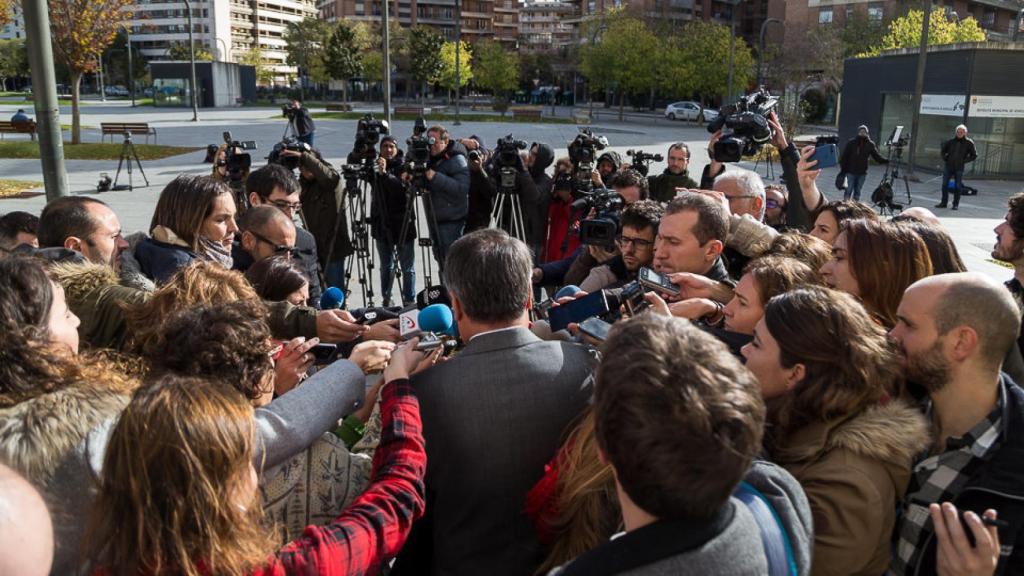 Periodistas con uno de los abogados en el juicio por la supuesta violación.