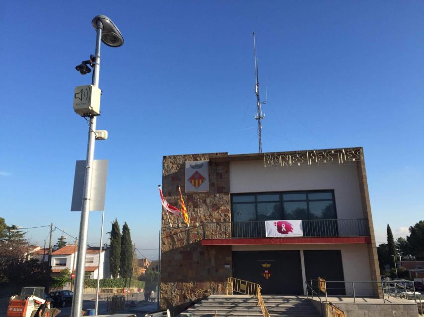 Una cámara de seguridad vigila el Ayuntamiento. El día del robo apuntaba en otra dirección