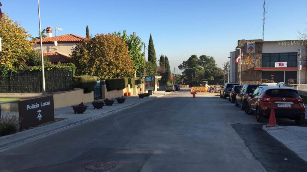 A la izquierda, la comisaría de Policía Local. A la derecha, a escasos metros, el Ayuntamiento