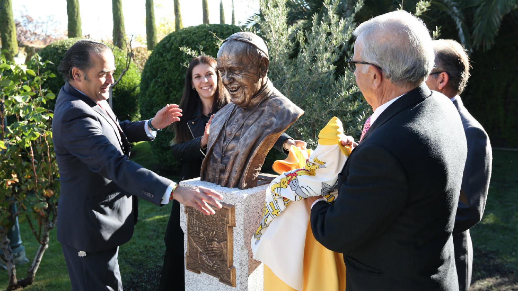 Soliss coloca un busto del Papa Francisco en el Cigarral del Ángel de Toledo 1