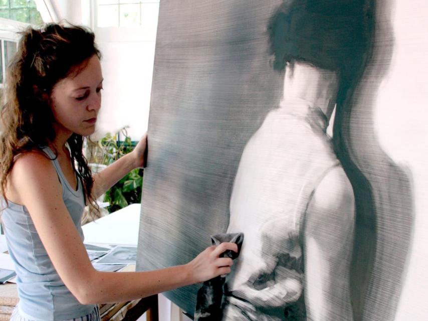 La artista María Dávila en su taller.