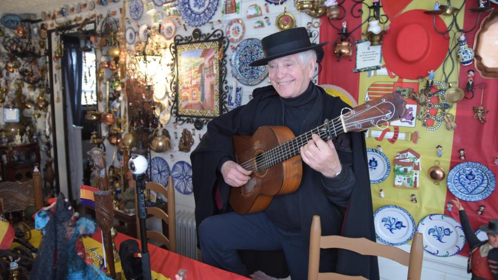 Torcuato junto a su inseparable guitarra.