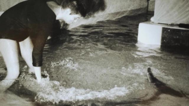 Margaret juega con Peter.