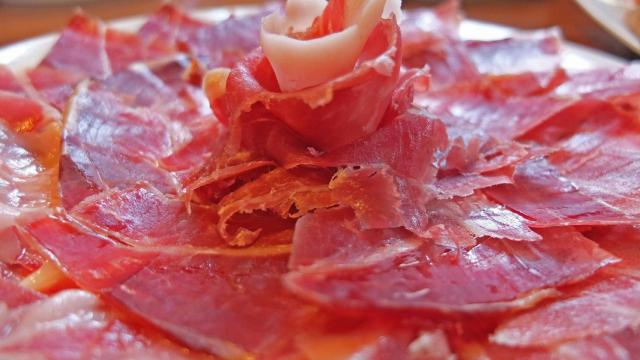Un suculento y más que apetecible plato de jamón ibérico.